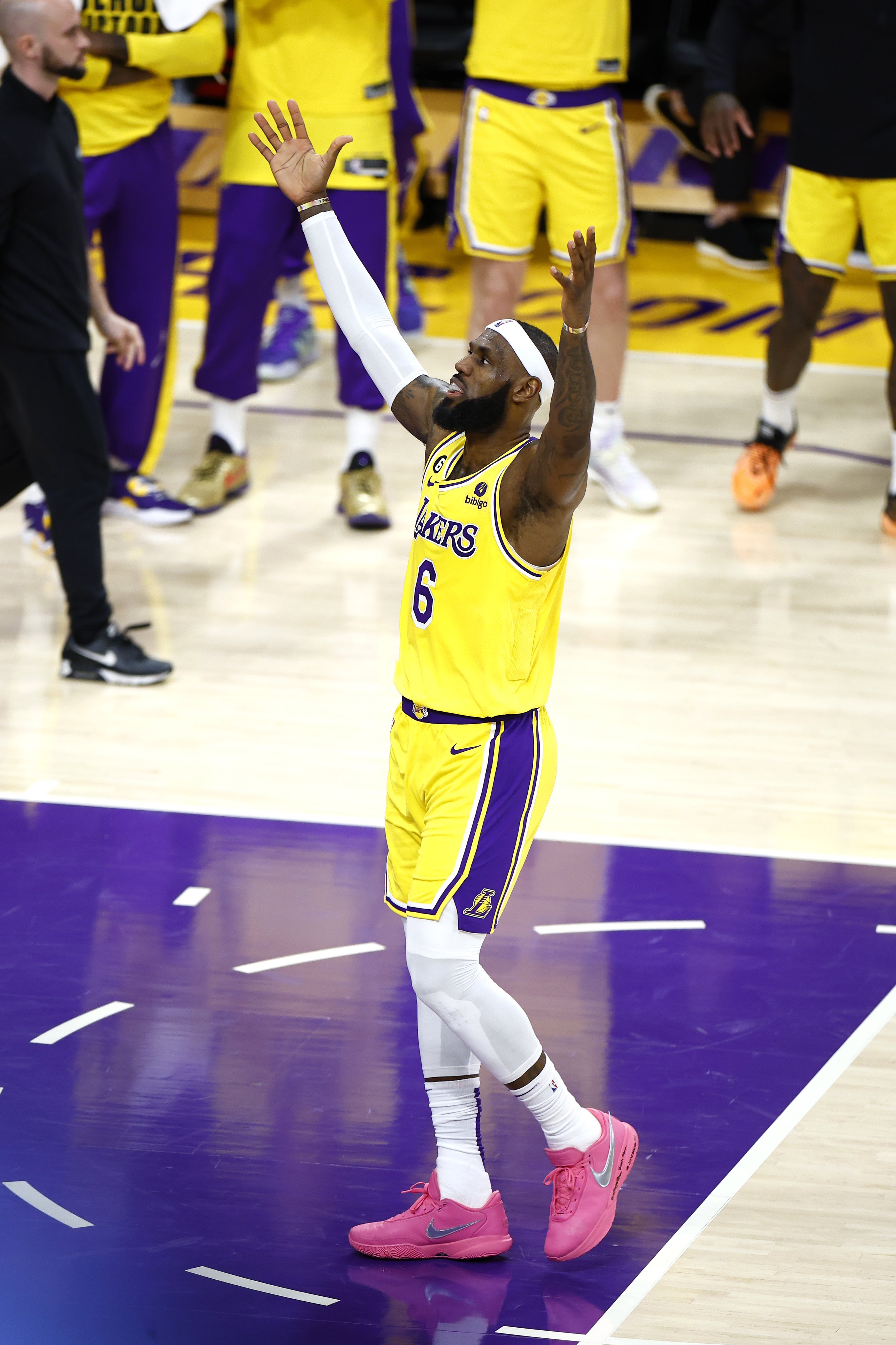 华体会视频-纪念篮球传奇巨星，球迷热泪盈眶