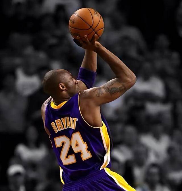 纪念篮球传奇巨星，球迷热泪盈眶