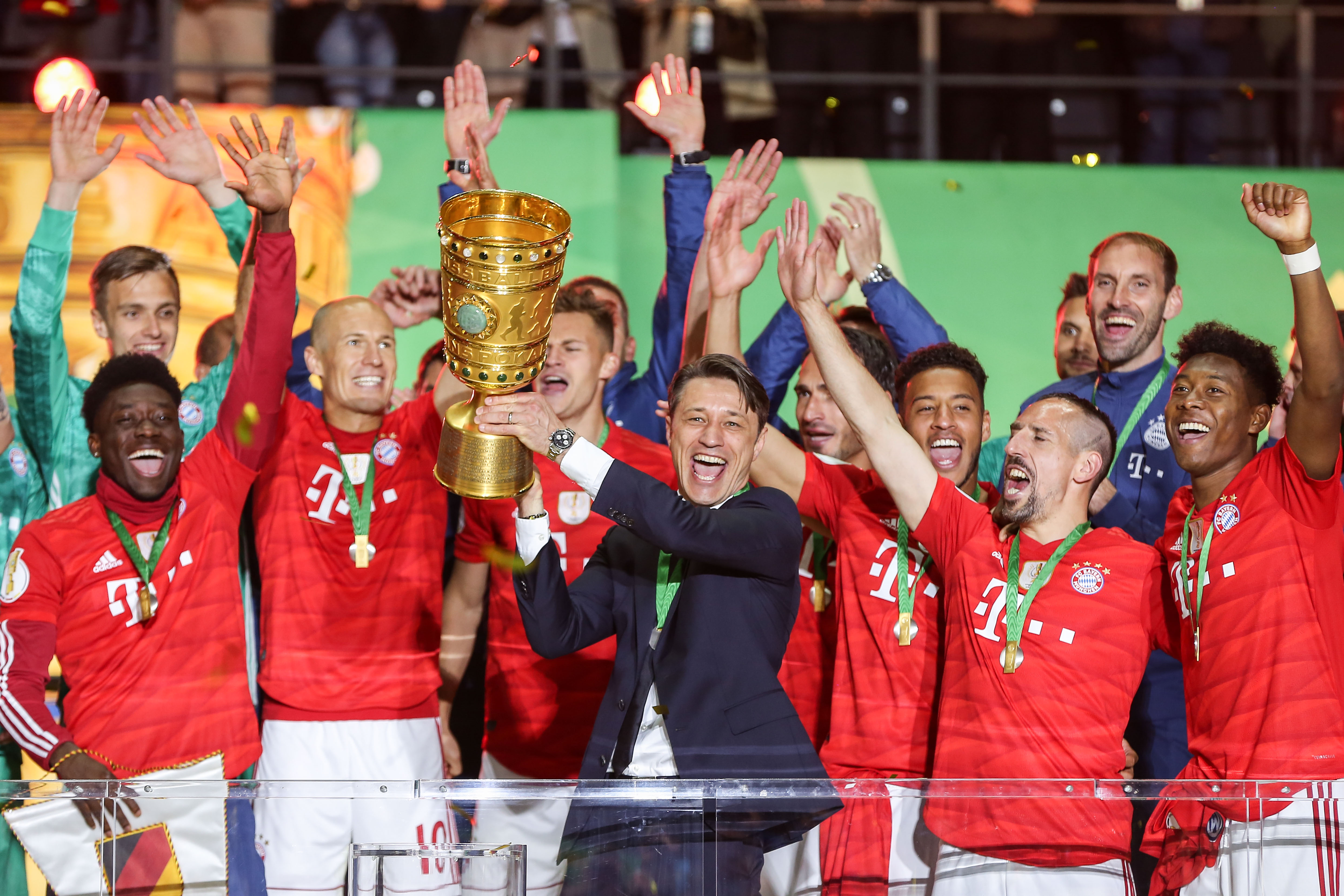 华体会网站入口-德国代表队在短道速滑比赛中斩获奖杯