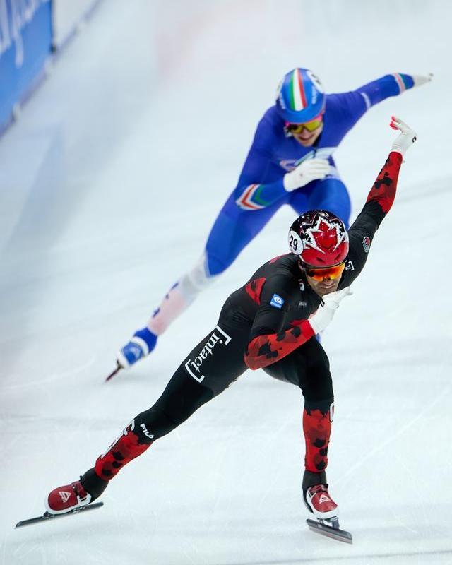 德国代表队在短道速滑比赛中斩获奖杯