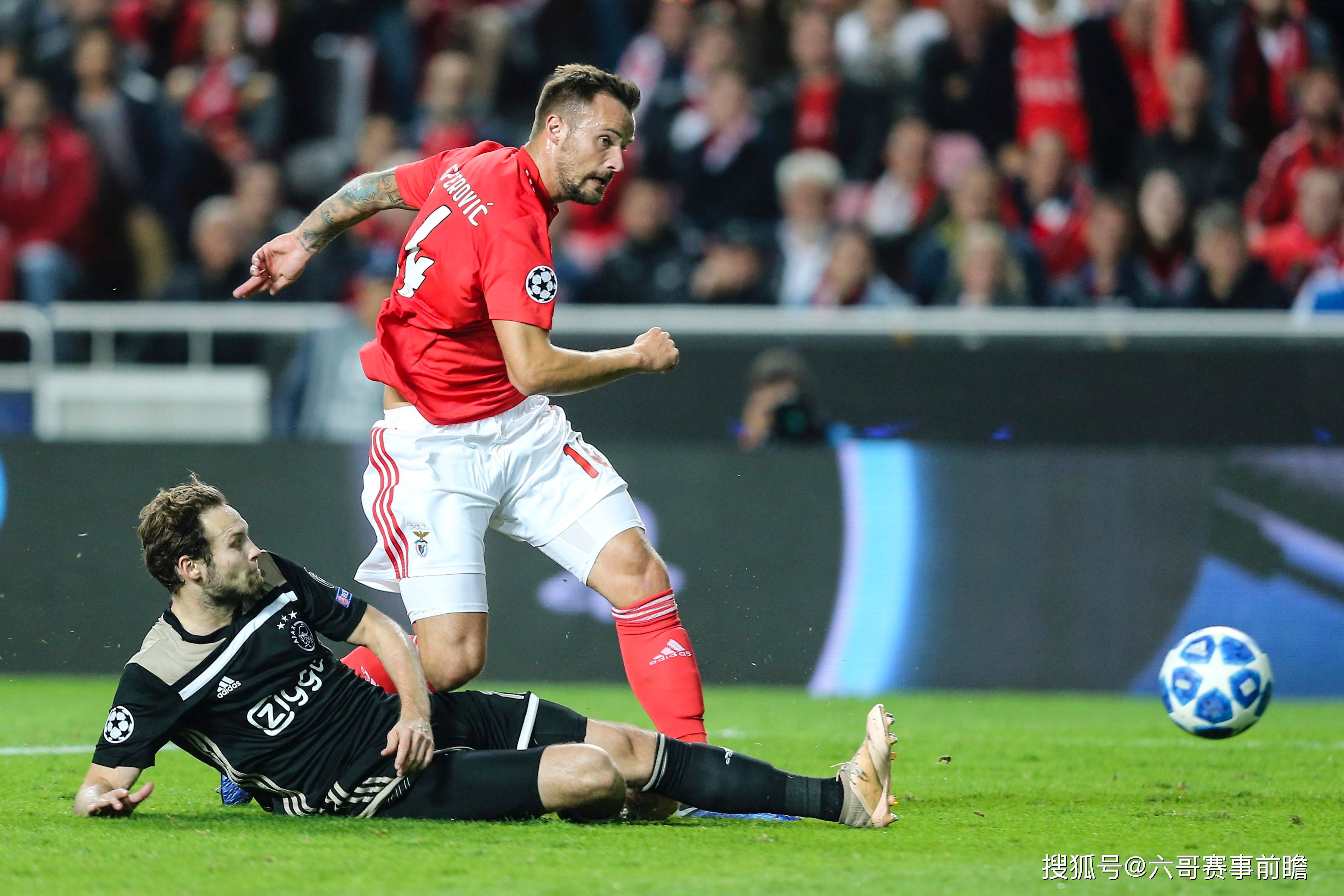 荷兰足球甲级别联赛球队精彩对抗吸引眼球