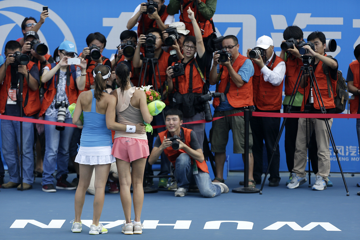 华体会视频-赛场上的高强度对抗，让观众体验激情与震撼的简单介绍