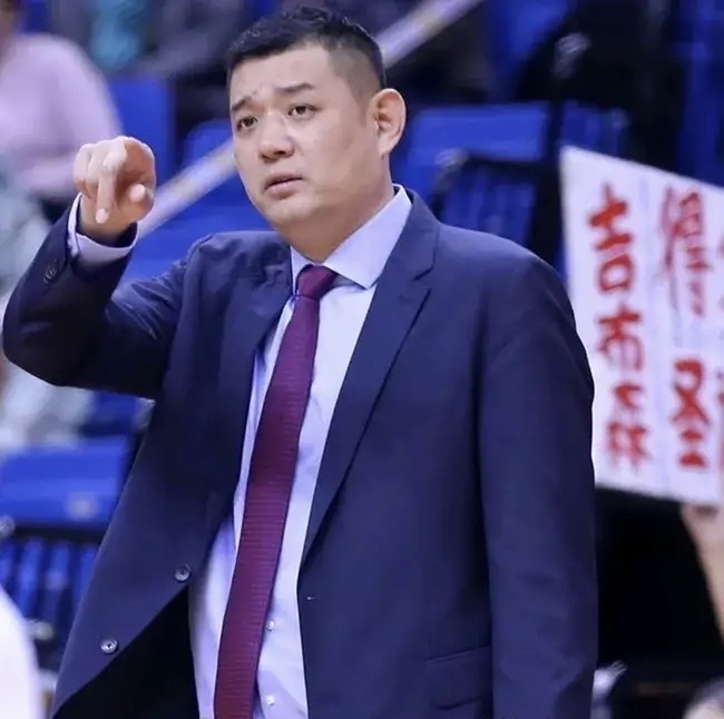 华体会视频-球队成绩起伏不定教练组密谋调整战术的简单介绍