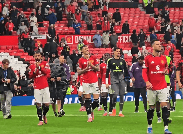 华体会官网-关于足球场上燃起激烈火花，球迷热情高涨的信息