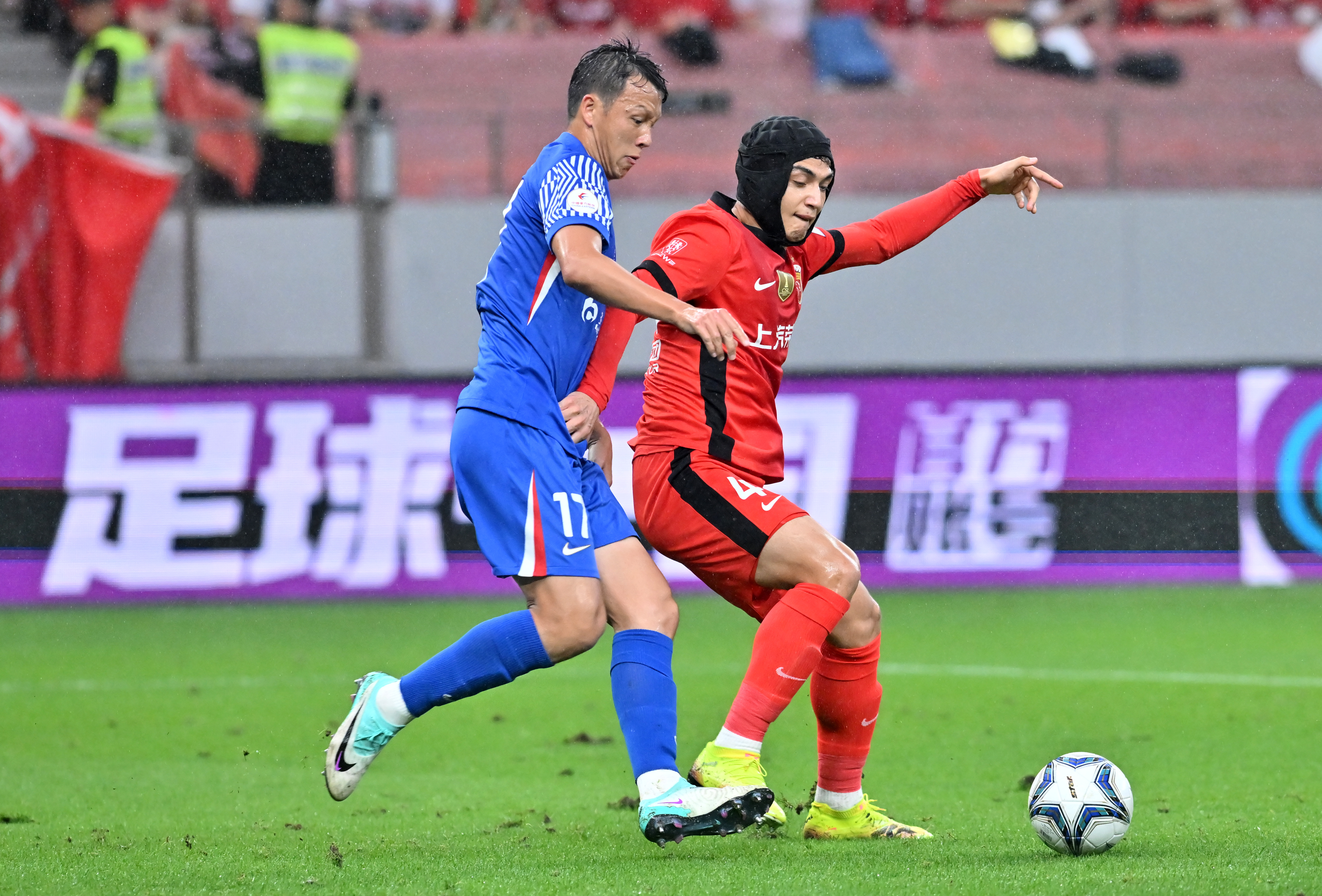 上海申花队攻势强劲，击败对手实现胜利