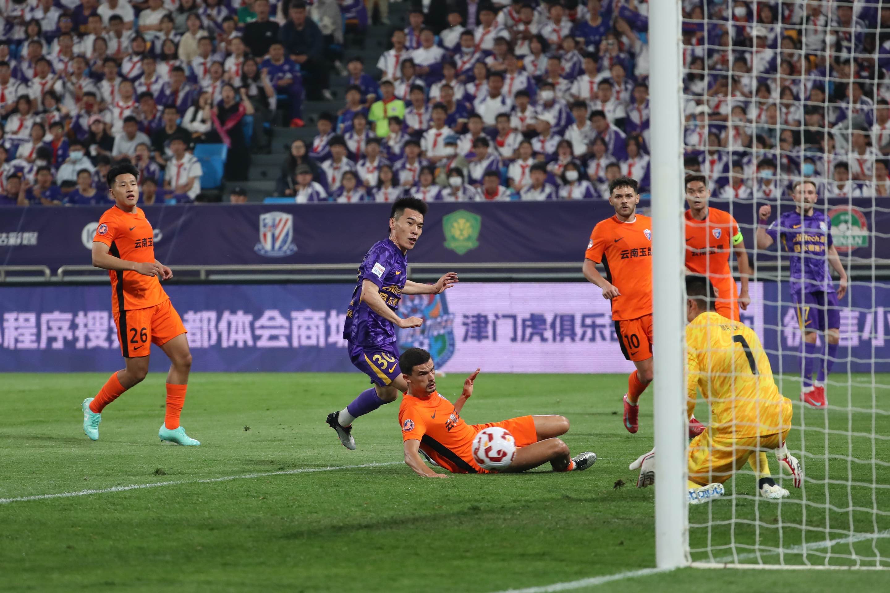 华体会在线登录-足球比赛现场热血澎湃，球迷狂热