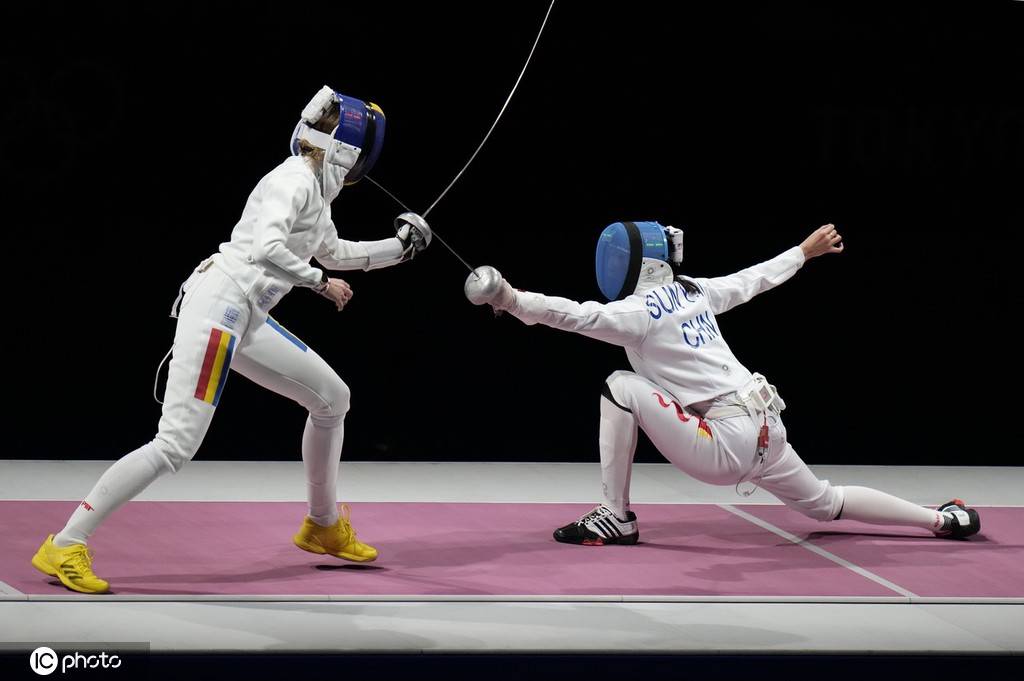 荷兰击剑选手逆袭夺冠，绝杀对手