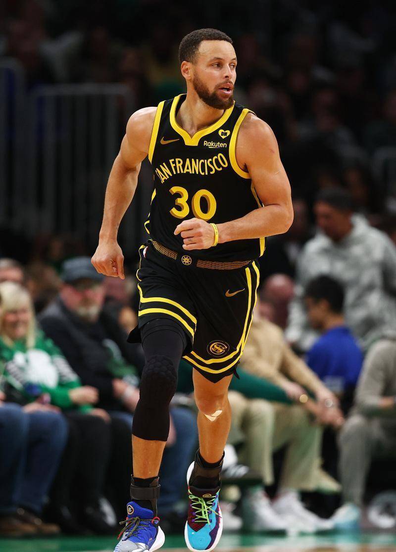 包含库里距离赛季三分纪录仅一步之遥！的词条