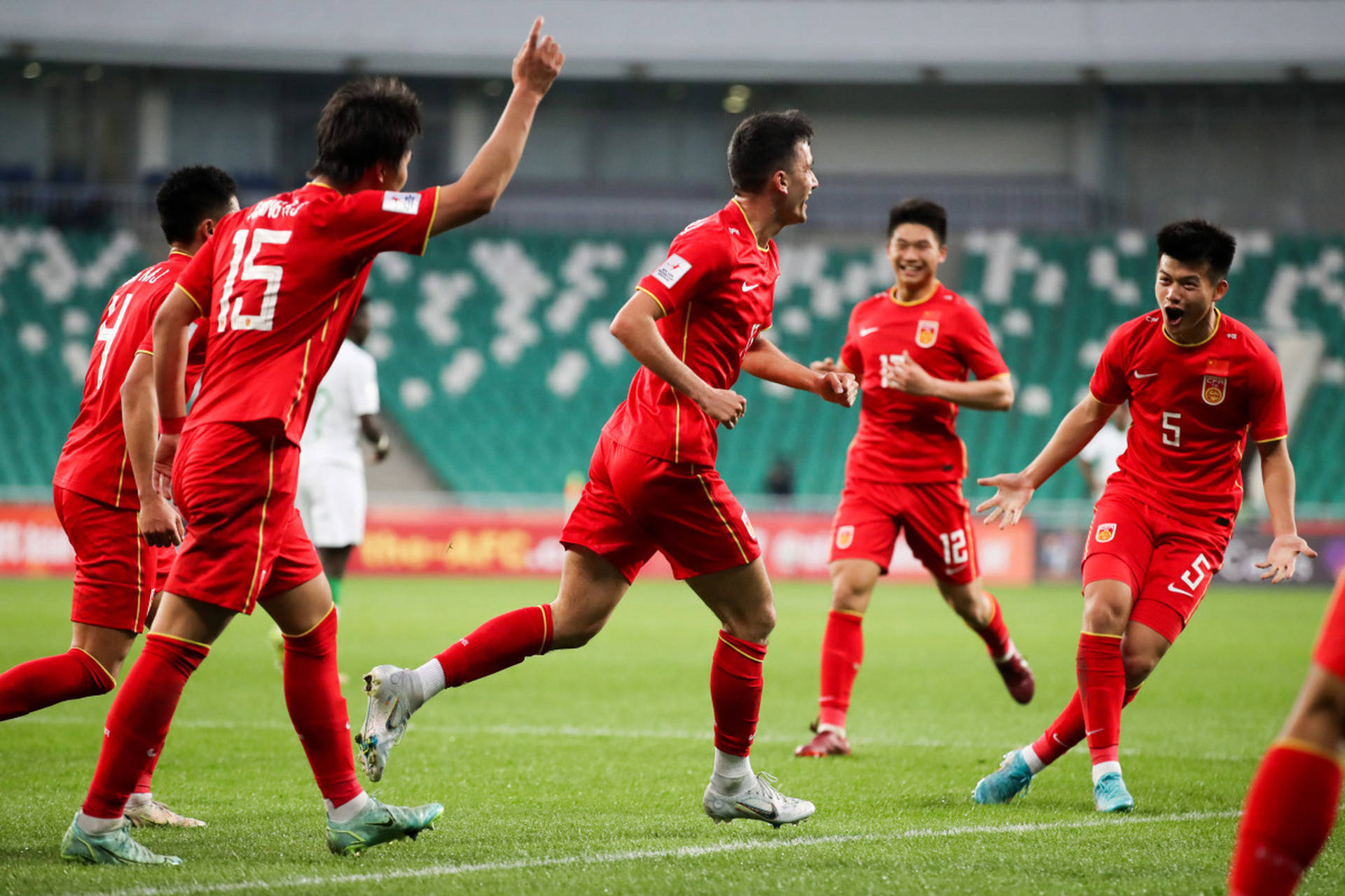 国内球队在大型赛事中蓬勃发展，引人注目