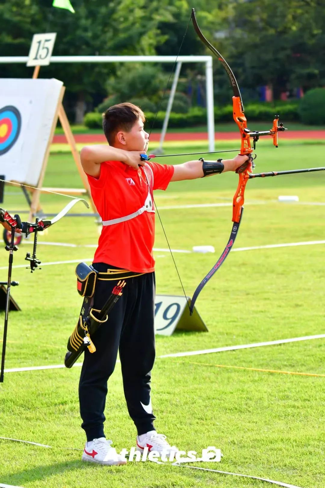 欧洲射箭选手表现优异，摘得银牌称号
