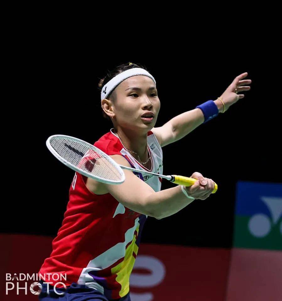 比利时女子羽毛球选手夺得冠军，庆祝成功的简单介绍