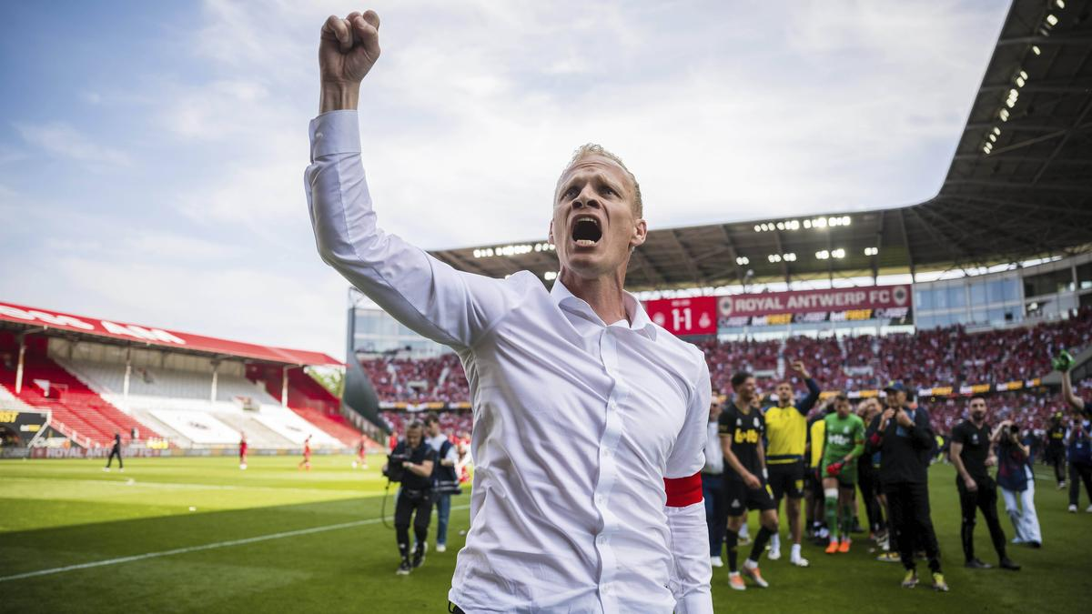 包含沙尔克主帅被解雇，球队管理层调整战略的词条